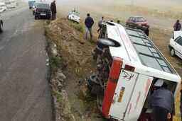 واژگونی مینی بوس دانش آموزان مدرسه فوتبال در بوشهر