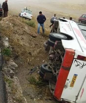 واژگونی مینی بوس دانش آموزان مدرسه فوتبال در بوشهر