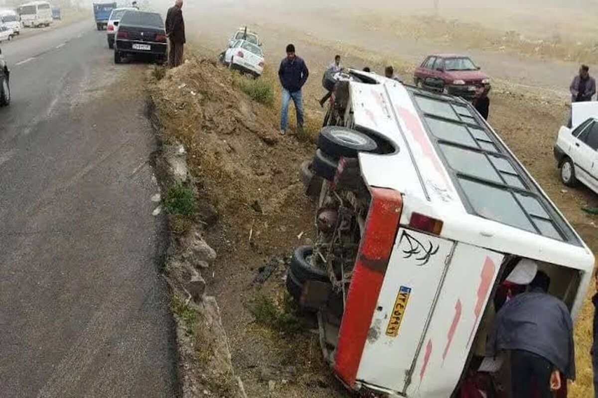 واژگونی مینی بوس دانش آموزان مدرسه فوتبال در بوشهر