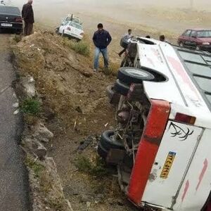 واژگونی مینی بوس دانش آموزان مدرسه فوتبال در بوشهر