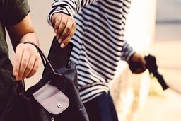 سرقت وحشیانه و وحشتناک گوشی از یک دختر ١۶ ساله در میبد یزد/ ویدئو