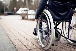 ضرب و شتم مددجوی دارای معلولیت شدید در مشهد؛ مددکار متهم از کار اخراج شد