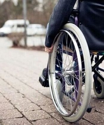 ضرب و شتم مددجوی دارای معلولیت شدید در مشهد؛ مددکار متهم از کار اخراج شد