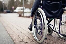 ضرب و شتم مددجوی دارای معلولیت شدید در مشهد؛ مددکار متهم از کار اخراج شد