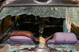 حمله جنون‌آمیز نوجوان به خودرو پارک‌شده در محوطه مسجد/ ویدئو 