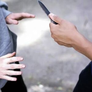 لحظه حمله 2 موتورسوار به یک زن در داراب/ ویدئو 