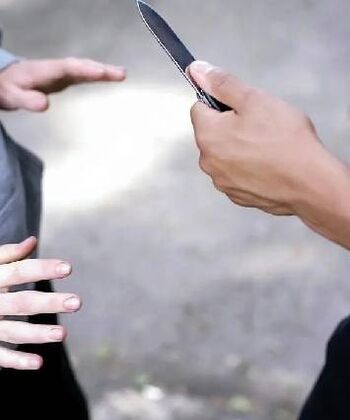 لحظه حمله 2 موتورسوار به یک زن در داراب/ ویدئو 