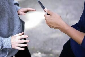 لحظه حمله 2 موتورسوار به یک زن در داراب/ ویدئو 