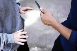 لحظه حمله 2 موتورسوار به یک زن در داراب/ ویدئو 