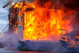 آتش‌سوزی در اسکله و چندین قایق در «اورگن» آمریکا