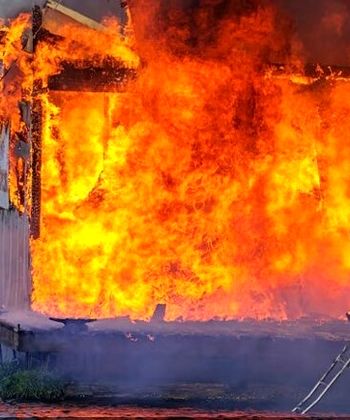 آتش‌سوزی در اسکله و چندین قایق در «اورگن» آمریکا