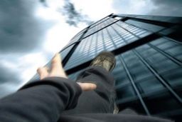 معجزه زنده ماندن دختر نوجوان در سقوط از ساختمان 5 طبقه