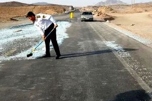 اتوبان تهران قم شیشه ای شد/ ماموران پلیس راه آستین بالا زدند تا اتوبان را جارو کنند/ ویدئو