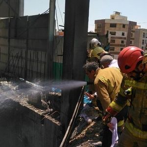 آتش‌سوزی در ساختمان در حال ساخت در غرب تهران/ سقوط دو کارگر از پشت‌بام حین فرار از حادثه