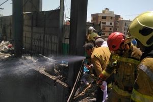 آتش‌سوزی در ساختمان در حال ساخت در غرب تهران/ سقوط دو کارگر از پشت‌بام حین فرار از حادثه