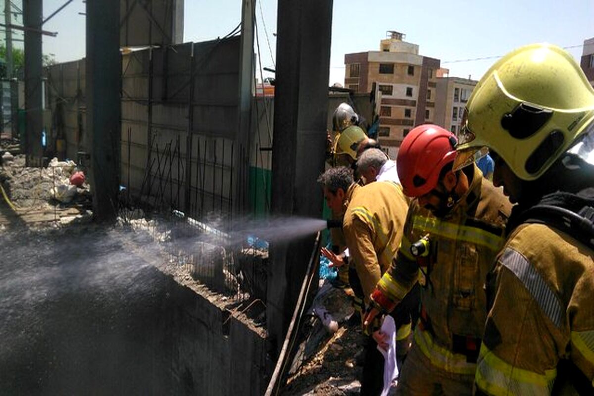 آتش‌سوزی در ساختمان در حال ساخت در غرب تهران/ سقوط دو کارگر از پشت‌بام حین فرار از حادثه