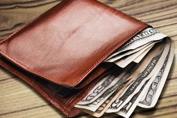 پیدا کردن کیف میلیاردی توسط نیروی خدماتی فرودگاه!/ ویدئو