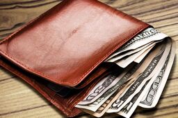 پیدا کردن کیف میلیاردی توسط نیروی خدماتی فرودگاه!/ ویدئو