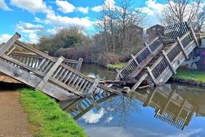 سقوط یک پل عابر در شمال اسپانیا