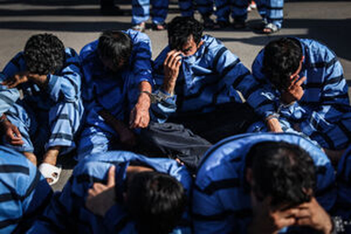 کشف ۹۰ عدد چک سفید امضا و ۳۵ کارت بانکی در مترو