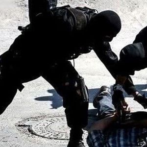 لحظهٔ دستگیری متهم متواری؛ خانواده‌ها خواستار مجازات بازدارنده شدند/ ویدئو