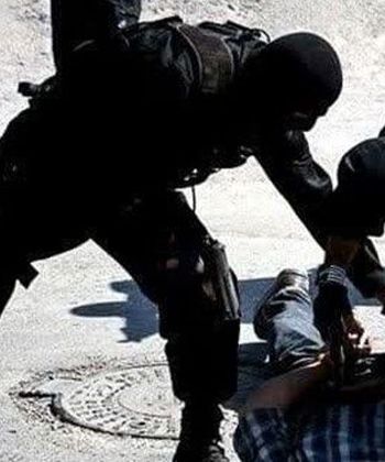 لحظهٔ دستگیری متهم متواری؛ خانواده‌ها خواستار مجازات بازدارنده شدند/ ویدئو