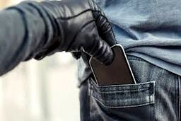 سرقت هالیوودی در تهرانپارس/ با پای پیاده در 10 ثانیه 2 موبایل را قاپید