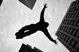 لحظه خودکشی در مقابل چشم‌های وحشت‌زده مردم/ ویدئو