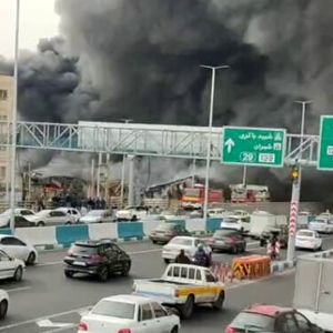 آتش‌سوزی گسترده در بازارچه جنت آباد/ آتش نشانان مشغول عملیات