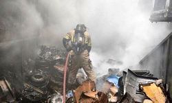 مهار آتش سوزی در انبار لوازم یدکی خودرو در محدوده بازار تهران 