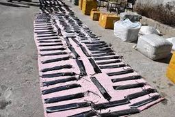 کشف 105 قبضه سلاح سرد از یک منزل مسکونی در "پرند" 