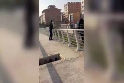 خودکشی دختر 18 ساله از پل هوایی ناکام ماند/ ویدئو