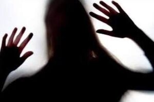 آزار شیطانی دختر دستفروش از سوی راننده پلید 