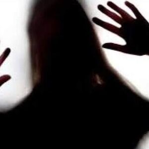 آزار شیطانی دختر دستفروش از سوی راننده پلید 