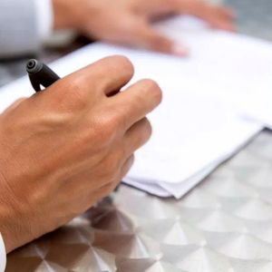 آیا قولنامه دستی اعتبار قانونی دارد؟ بررسی جامع و نکات حقوقی