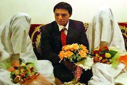 ازدواج همزمان 2 دختر با پسر 16 ساله در کاشمر!/ فاطمه : وقتی شنیدم محمد عاشق دختر همسایه مان شده اعتراضی نکردم 