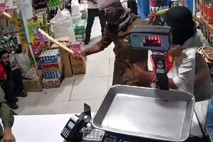 لحظه حمله مردان قداره کش به هایپرمارکت در خواف خراسان/ فیلم حاوی صحنه های دلخراش است/ ویدئو