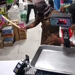 لحظه حمله مردان قداره کش به هایپرمارکت در خواف خراسان/ فیلم حاوی صحنه های دلخراش است/ ویدئو