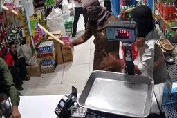 لحظه حمله مردان قداره کش به هایپرمارکت در خواف خراسان/ فیلم حاوی صحنه های دلخراش است/ ویدئو