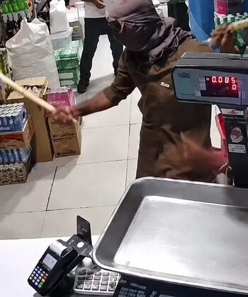 لحظه حمله مردان قداره کش به هایپرمارکت در خواف خراسان/ فیلم حاوی صحنه های دلخراش است/ ویدئو