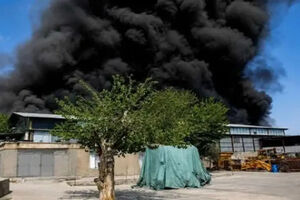 کارخانه‌ نوشابه‌سازی ایرانشهر در آتش سوخت 