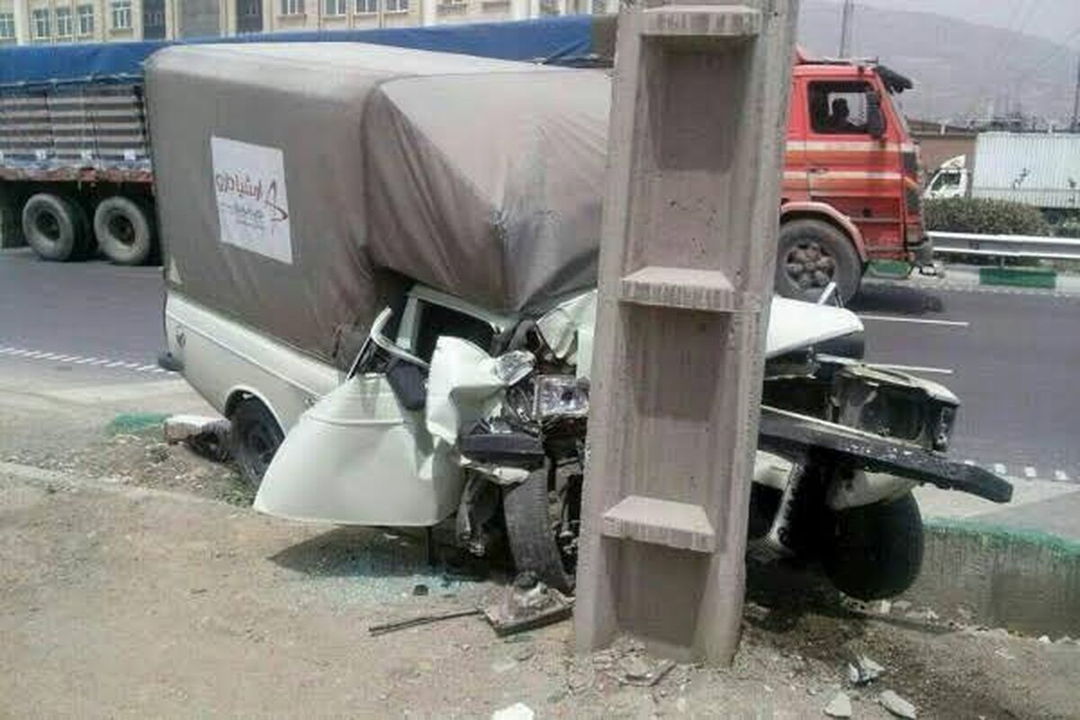 برخورد وانت با تیربرق ۸ مصدوم برجای گذاشت