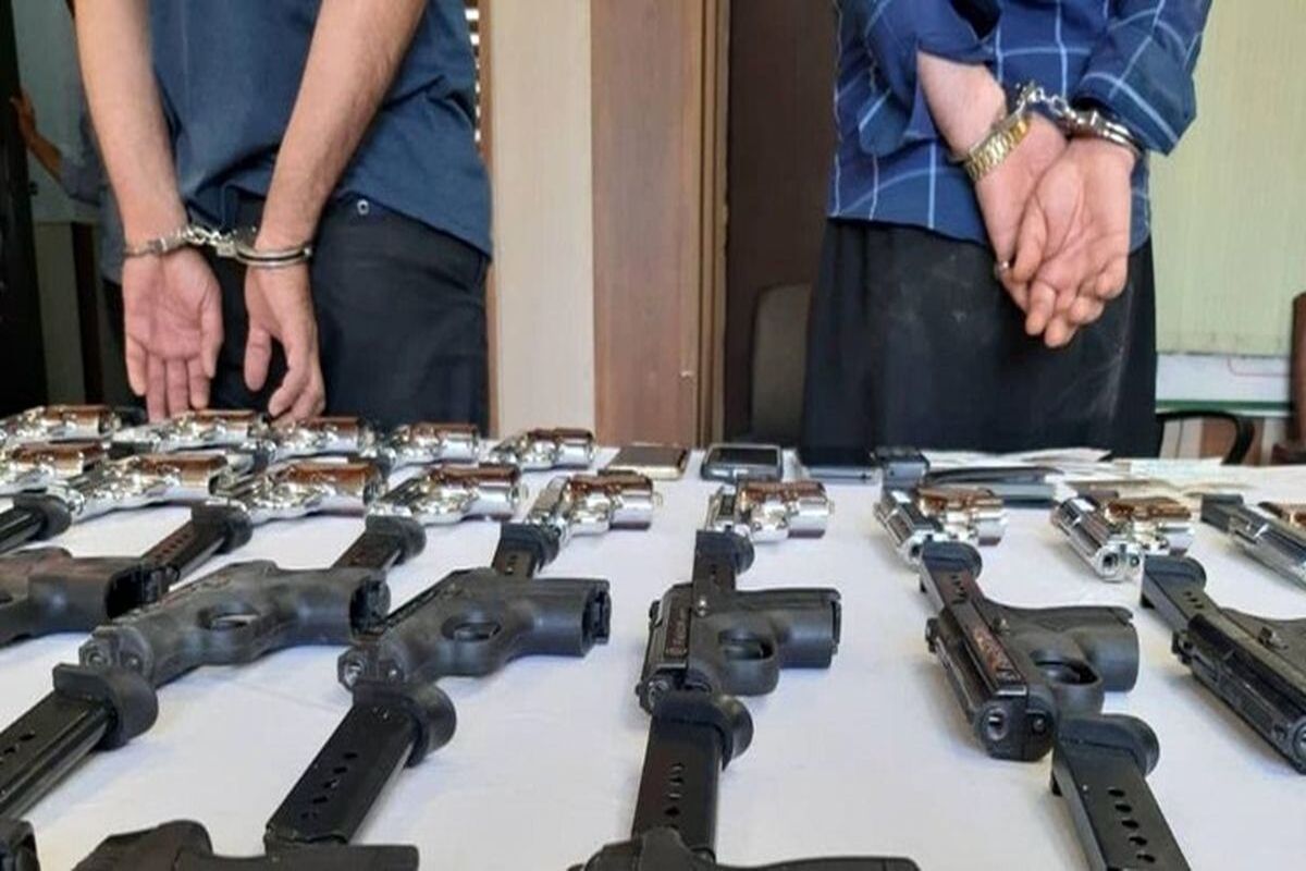 بازداشت 2 مرد با انواع سلاح جنگی و شکاری در بندر امام خمینی (ع)