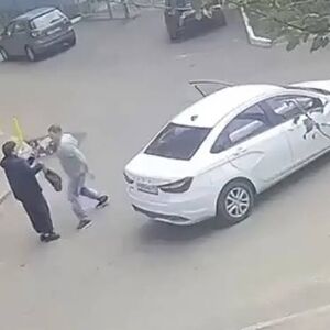 کتک‌زدن زن در وسط خیابان به یک دلیل عجیب/ ویدئو