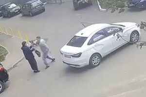 کتک‌زدن زن در وسط خیابان به یک دلیل عجیب/ ویدئو