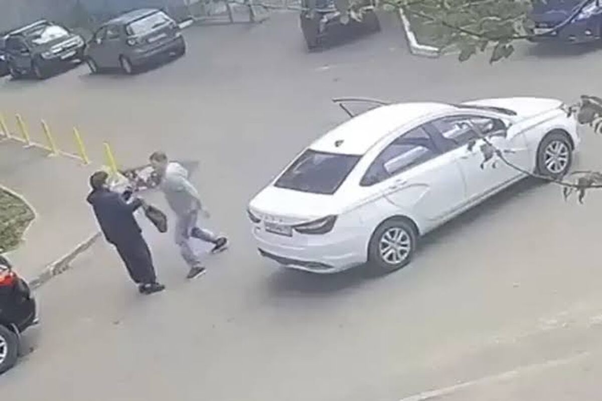 کتک‌زدن زن در وسط خیابان به یک دلیل عجیب/ ویدئو