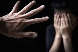کتک خوردن شدید یک مرد متجاوز از زن ریزنقش/ عکس