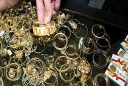 دستگیری ۳ عضو باند سرقت طلا و جواهرات مامور نما در رفسنجان