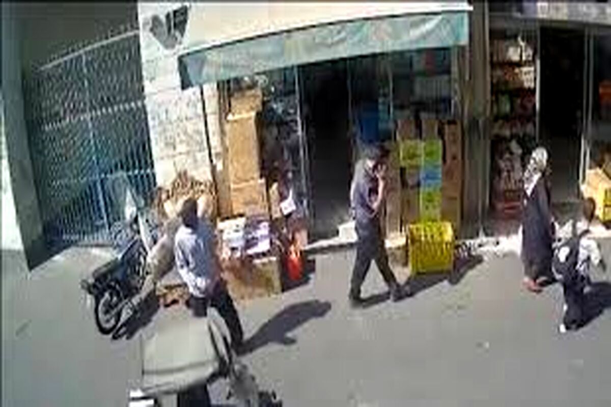 لحظه‌ی سرقت برق‌آسا موبایل در بازار تهران/ ویدئو