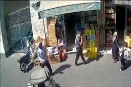 لحظه‌ی سرقت برق‌آسا موبایل در بازار تهران/ ویدئو
